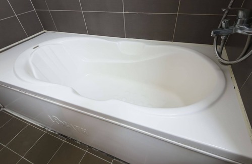 Geochang Hotel | Eco-Friendly Geochang Dubai with Breakfast and Hot Tub