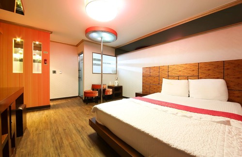 Geochang Hotel | Eco-Friendly Geochang Dubai with Breakfast and Hot Tub