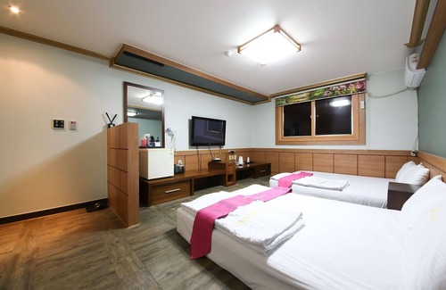 Geochang Hotel | Eco-Friendly Geochang Dubai with Breakfast and Hot Tub