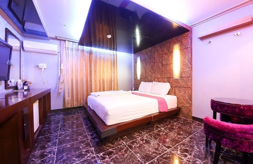 Geochang Hotel | Eco-Friendly Geochang Dubai with Breakfast and Hot Tub