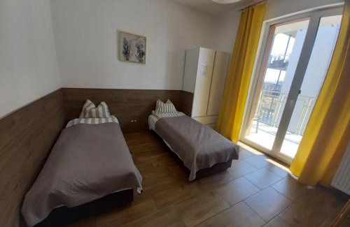 Bialoleka Apartment | Guest-Rated Geodezyjna'70 Cozy Rooms with Kitchen Access