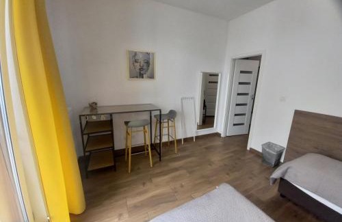 Bialoleka Apartment | Guest-Rated Geodezyjna'70 Cozy Rooms with Kitchen Access