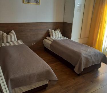 Bialoleka Apartment | Guest-Rated Geodezyjna'70 Cozy Rooms with Kitchen Access
