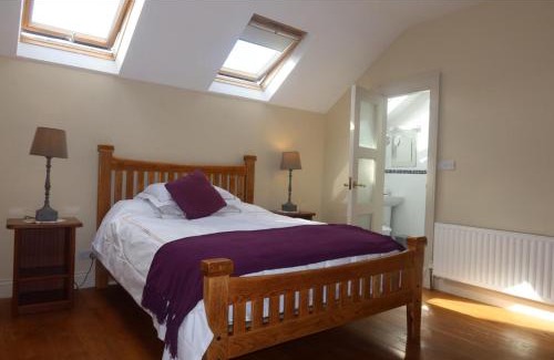 Glin Bed & Breakfast | Family-Friendly Geoghegans Magpie Bar and B&B with Great Reviews