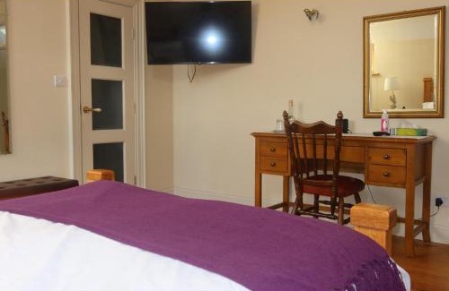 Glin Bed & Breakfast | Family-Friendly Geoghegans Magpie Bar and B&B with Great Reviews