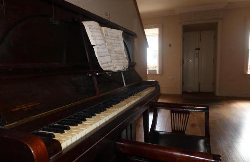 Glin Bed & Breakfast | Family-Friendly Geoghegans Magpie Bar and B&B with Great Reviews