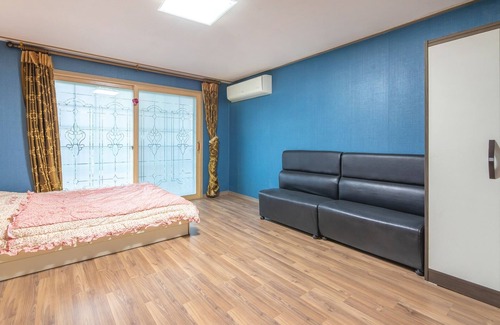 Irun-myeon House | Family-Friendly Geoje Evergreen & Pinetree Pension Awaits