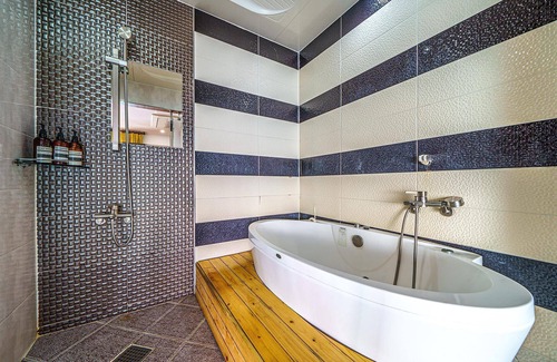 Geoje Hotel | Eco-Friendly Retreat at Geojedo Jangmok Y with Pool