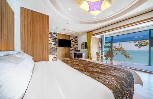 Geoje Hotel | Eco-Friendly Retreat at Geojedo Jangmok Y with Pool