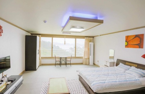 Geoje House | Eco-Friendly Getaway at Geojedo Nomad Pension with Pool