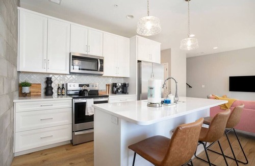 Holland Condo | Stylish George 203 Condo with Terrace & Family Amenities