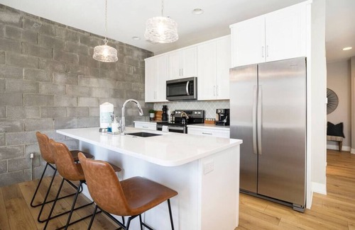 Holland Condo | Stylish George 203 Condo with Terrace & Family Amenities
