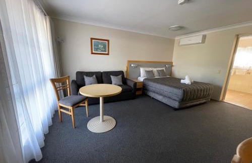 Nowra Hotel | Discover George Bass Motor Inn: Family-Friendly & Accessible