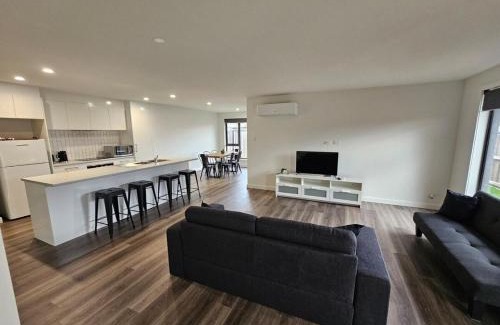 George Town Apartment | George Town Villa - Outdoor Alfresco - aircon FREE WIFI - Central location near MTB Trails
