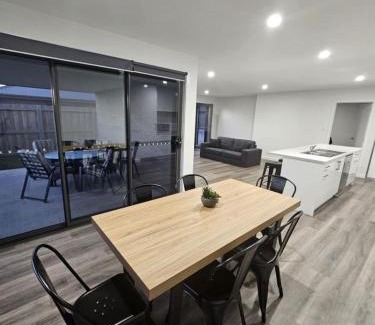 George Town Apartment | George Town Villa - Outdoor Alfresco - aircon FREE WIFI - Central location near MTB Trails