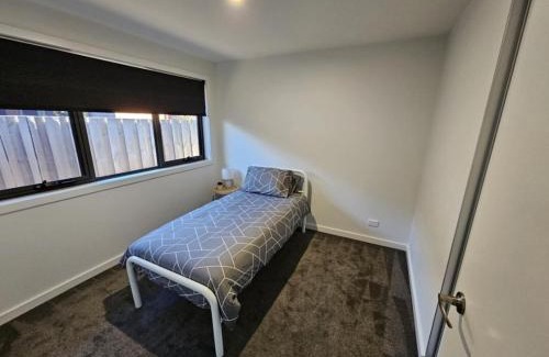 George Town Apartment | George Town Villa - Outdoor Alfresco - aircon FREE WIFI - Central location near MTB Trails