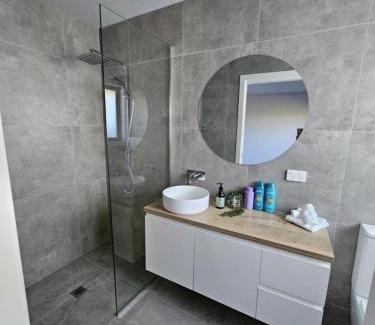 George Town Apartment | George Town Villa - Outdoor Alfresco - aircon FREE WIFI - Central location near MTB Trails