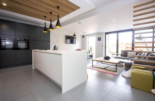 Newquay House | George24: 4-Star Hotel Steps from the Beach with Hot Tub