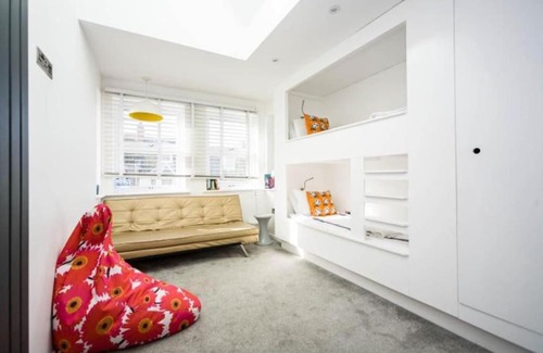 Newquay House | George24: 4-Star Hotel Steps from the Beach with Hot Tub