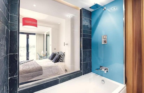 Newquay House | George24: 4-Star Hotel Steps from the Beach with Hot Tub