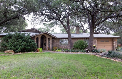 Georgetown House | Georgetown Square: Pet-Friendly Retreat Near Riverside