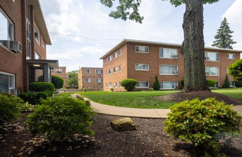 Fairview Park Apartment | Georgetown Villas: Pet-Friendly Stay Near Cleveland Airport