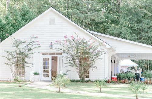 Clarkdale Bed & Breakfast | Inviting Georgia Palms & Gardens with Breakfast and Kitchen