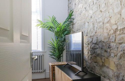 Barry Apartment | Georgia Suite - Modern 1BR Apartment with Parking & WIFI