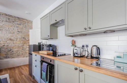 Barry Apartment | Georgia Suite - Modern 1BR Apartment with Parking & WIFI