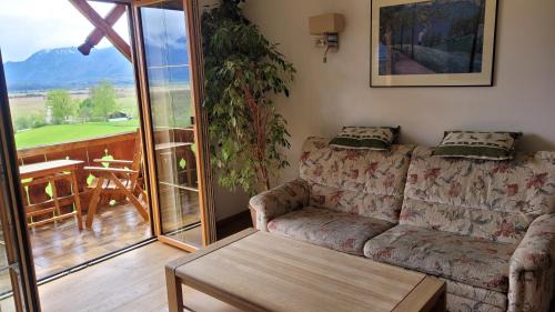 Murnau am Staffelsee Apartment | Georgihof Ferienwohnungen: Oceanfront Retreat with Pool