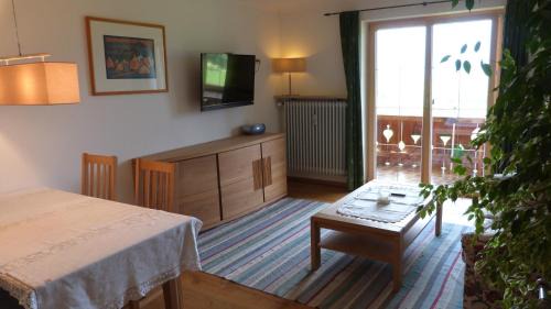 Murnau am Staffelsee Apartment | Georgihof Ferienwohnungen: Oceanfront Retreat with Pool