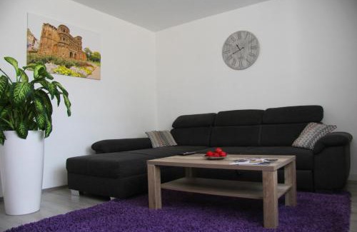 Mitte Apartment | Spacious 4-Room Apartment by the Kaiserthermen - 9.2/10!