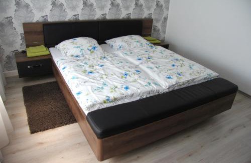 Mitte Apartment | Spacious 4-Room Apartment by the Kaiserthermen - 9.2/10!