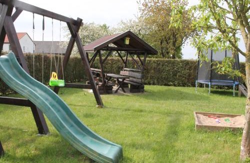Kroepelin Apartment | Geräumige Ferienwohnung mit Garten in Brusow, cleaning included