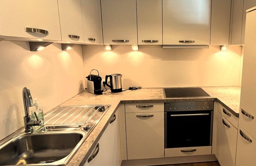 Brigittenau Apartment | Spacious Apartment Near Augarten with Balcony & Hot Tub