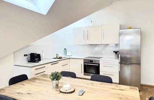 Favoriten Apartment | Elegant Penthouse in Favoriten with Spa & Hot Tub