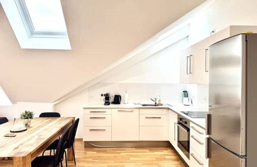 Favoriten Apartment | Elegant Penthouse in Favoriten with Spa & Hot Tub