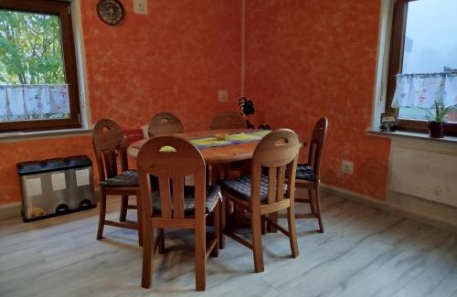 Auerbach in der Oberpfalz House | Geräumiges Zimmer mit Doppelbett, Bad und Küche
