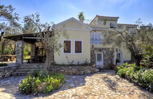Gera House | Cozy Gera's Olive Grove: Family-Friendly Oceanfront Retreat