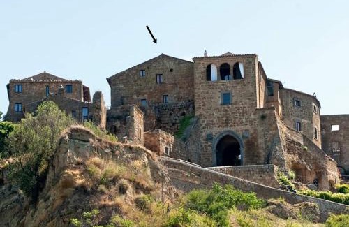 Civita di Bagnoregio House | Discover Gerani Rossi: Family-Friendly Stay with Kitchen