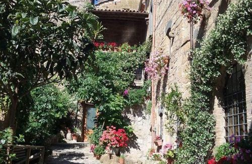 Civita di Bagnoregio House | Discover Gerani Rossi: Family-Friendly Stay with Kitchen