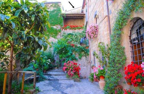 Civita di Bagnoregio House | Discover Gerani Rossi: Family-Friendly Stay with Kitchen