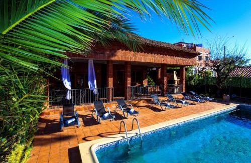 Cambrils Villa | Family Retreat at Geranis Villa - 4-Star Stay with Pool