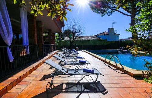 Cambrils Villa | Family Retreat at Geranis Villa - 4-Star Stay with Pool