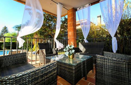 Cambrils Villa | Family Retreat at Geranis Villa - 4-Star Stay with Pool