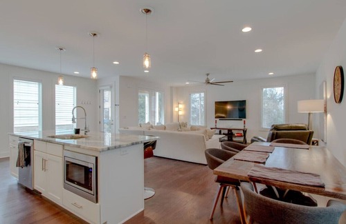 Salemtown House | Germantown Super Pad with Rooftop Deck & Breakfast Included