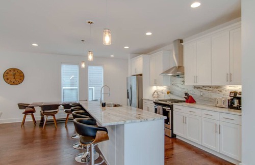 Salemtown House | Germantown Super Pad with Rooftop Deck & Breakfast Included