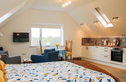 Little Stretton Apartment | Experience Gerry's Place: Pet-Friendly 4-Star Getaway