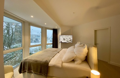 Hildesheim District Villa | Inviting Villa Near Messe with Ocean View & Spa Amenities