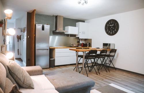 Tournon-sur-Rhone Apartment | Discover GESTLOC: 10/10 Rated Retreat with Spa & Kitchen